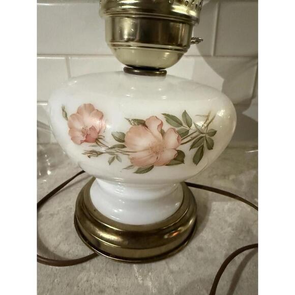 Vintage Milk glass electric hurricane lamp with brass base and floral motifs. - Picture 12 of 15